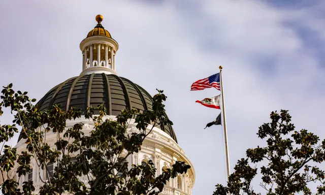El edificio del Capitolio del Estado de California en Sacramento el 18 de abril de 2022. (John Fredricks/The Epoch Times)