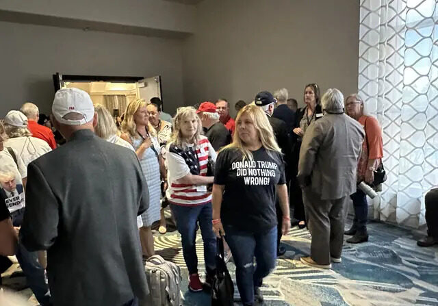 Varias personas se reúnen en el vestíbulo del Rosen Centre Hotel de Orlando, Florida, a las puertas de una reunión a puerta cerrada en la que los responsables del Partido Republicano del estado debatían si eliminar el juramento de lealtad para los aspirantes a las primarias del GOP. (The Epoch Times staff)