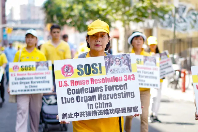 Practicantes de Falun Gong participan en un desfile para conmemorar el 24 aniversario de la persecución de esta disciplina espiritual en China, en el barrio chino de Nueva York, el 15 de julio de 2023. (Samira Bouaou/The Epoch Times)