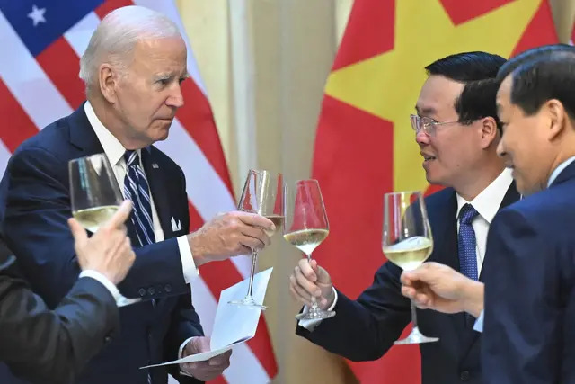 El presidente Joe Biden brinda con el presidente de Vietnam Vo Van Thuong (2D) durante un almuerzo de Estado en el Palacio Presidencial de Hanoi el 11 de septiembre de 2023. (Saul Loeb/AFP vía Getty Images)