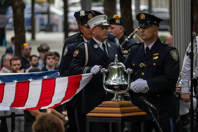 Bomberos y miembros de la policía participan en la ceremonia en el Memorial y Museo del 9/11 en la Zona Cero del Bajo Manhattan durante las ceremonias de conmemoración del 22 aniversario de los atentados del 11 de septiembre de 2023 en Nueva York. (Spencer Platt/Getty Images)