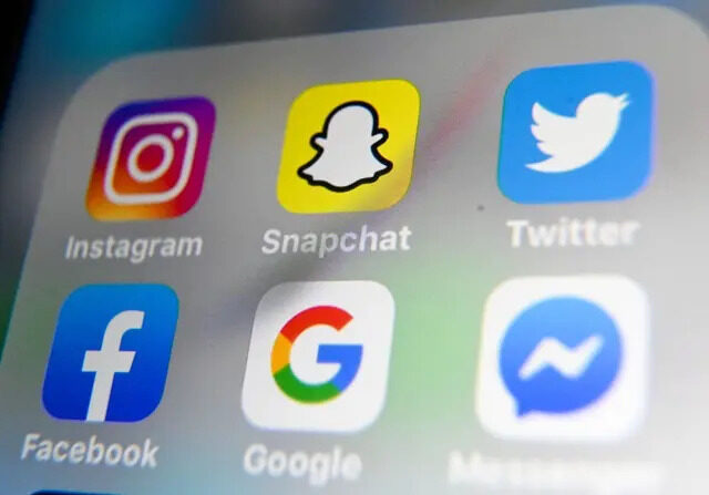 Los logotipos de las aplicaciones móviles Instagram, Snapchat, Twitter, Facebook, Google y Messenger mostrados en una tableta el 1 de octubre de 2019. (AFP vía Getty Images/Denis Charlet)