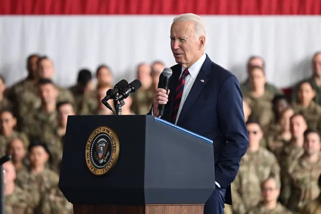 El presidente Joe Biden pronuncia un discurso ante los miembros del servicio, los servicios de primera respuesta y sus familias con motivo del 22º aniversario de los atentados terroristas del 11 de septiembre de 2001, en la Base Conjunta Elmendorf-Richardson de Anchorage, Alaska, el 11 de septiembre de 2023. (Saul Loeb/AFP vía Getty Images)