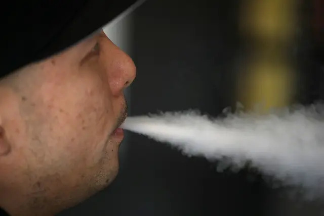 Un hombre sopla vapor de un cigarrillo electrónico en el sur de San Francisco, California, el 23 de enero de 2018. (Justin Sullivan/Getty Images)
