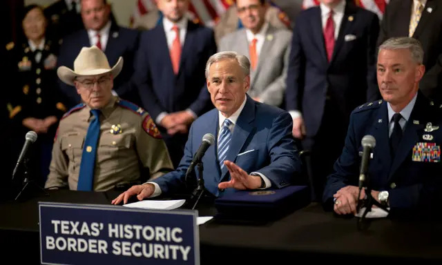 El gobernador de Texas, Greg Abbott, habla durante una rueda de prensa en el Capitolio del Estado de Texas, en Austin, Texas, el 8 de junio de 2023. (Brandon Bell/Getty Images)
