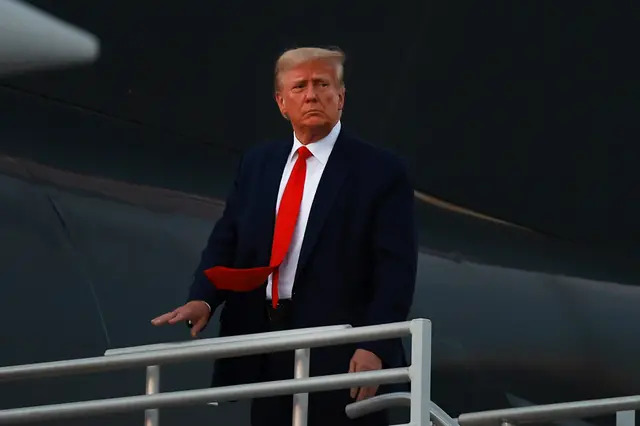 El expresidente Donald Trump sube a su avión privado, también conocido como Trump Force One, mientras sale del aeropuerto internacional Hartsfield-Jackson de Atlanta tras ser fichado en la cárcel del condado de Fulton en Atlanta, Georgia, el 24 de agosto de 2023. (Joe Raedle/Getty Images)