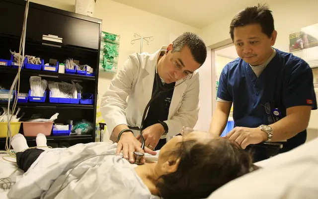 Un médico y una enfermera de urgencias atienden a un paciente en el Mission Community Hospital de Panorama City, California, el 28 de enero de 2009. (David McNew/Getty Images)
