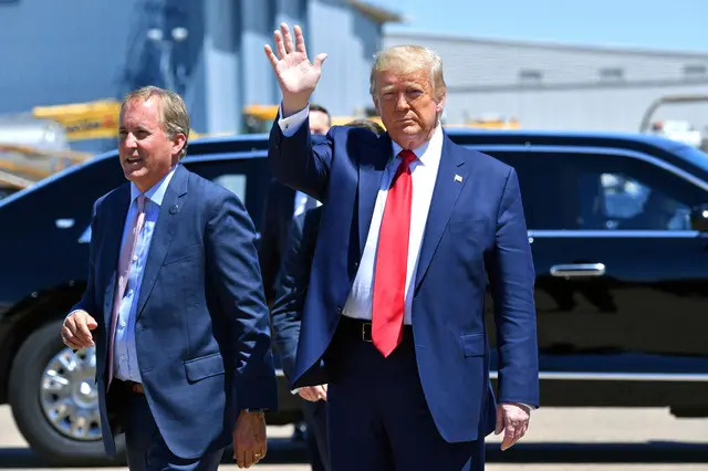 El presidente Donald Trump saluda a su llegada, junto al fiscal general de Texas, Ken Paxton (izq.), en Dallas, Texas, el 11 de junio de 2020. (Nicholas Kamm/AFP vía Getty Images)