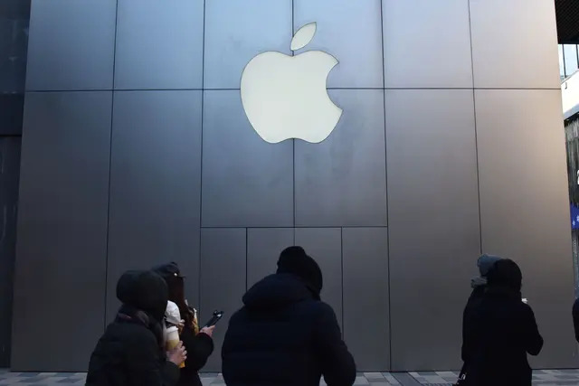 Un grupo de personas pasa por delante de una tienda de Apple en Beijing el 11 de diciembre de 2018. (Greg Baker/AFP vía Getty Images)