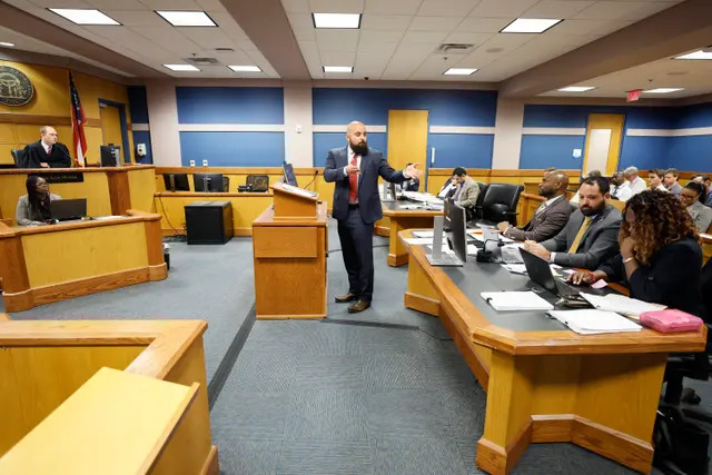 El abogado Scott Grubman, que defiende a Kenneth Chesebro, hace un gesto hacia los fiscales mientras argumenta ante el juez Scott McAfee en la Corte Superior del Condado de Fulton en Atlanta, Georgia, el 14 de septiembre de 2023. (Miguel Martinez-Pool/Getty Images)