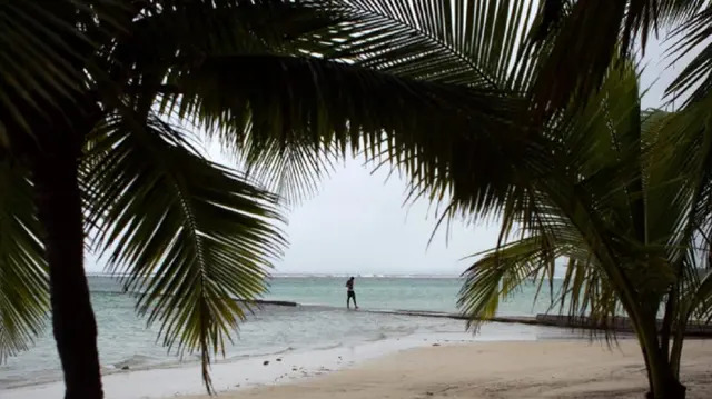 En una foto de archivo se ve a un hombre en una playa de la República Dominicana. (Erika Santelices/AFP/Getty Images)
