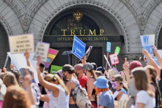 Manifestantes marchan frente al Trump International Hotel mientras participan en la Marcha de Mujeres y Concentración por la Justicia en el Aborto, en Washington, el 2 de octubre de 2021. (Mandel Ngan/AFP vía Getty Images)
