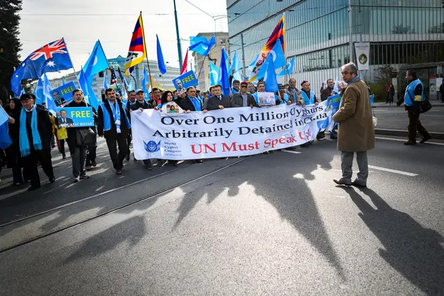 Uigures y tibetanos se manifiestan contra la China comunista frente a las oficinas de las Naciones Unidas durante el Examen Periódico Universal de China por el Consejo de Derechos Humanos de la ONU, en Ginebra, el 6 de noviembre de 2018. (Fabrice Coffrini/AFP/Getty Images)