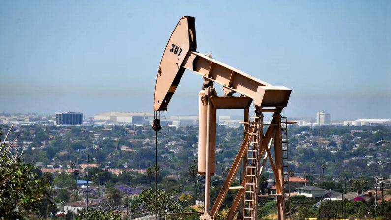 Plataformas petrolíferas extraen petróleo en Culver City, California, el 16 de mayo de 2008.  (Gabriel Bouys/AFP vía Getty Images)
