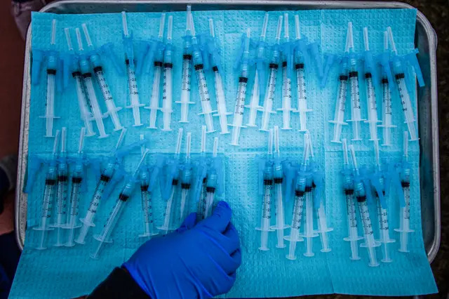Jeringuillas de vacunas contra el COVID-19 en un centro de vacunación de Los Ángeles el 16 de febrero de 2021. (Apu Gomes/AFP vía Getty Images)