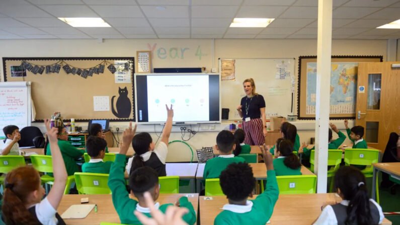 Una maestra dirige una clase de matemáticas para niños de cuarto curso en su aula de la Academia de Primaria Greenacres de Oldham, en el norte de Inglaterra, el 2 de septiembre de 2020. (Oli Scarff/AFP vía Getty Images)
