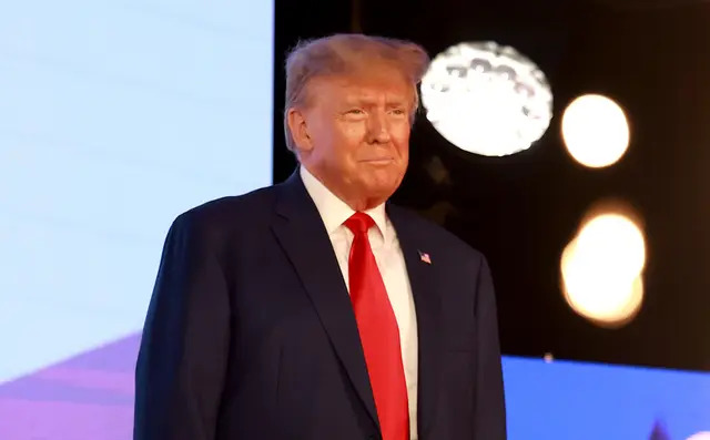 El expresidente Donald Trump sube al escenario para hablar en la conferencia Turning Point Action en West Palm Beach, Florida, el 15 de julio de 2023. (Joe Raedle/Getty Images)