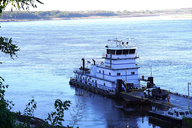 Una barcaza comercial en su muelle a lo largo del río Misisipi en Memphis, Tennessee, el 20 de octubre de 2022. (Allan Stein/The Epoch Times)