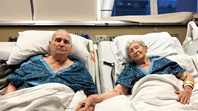 Pareja de ancianos se toma de la mano por última vez mientras están hospitalizados juntos
