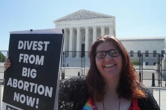 La manifestante provida de izquierda Lauren Handy, directora de activismo de Progressive Anti-Abortion Uprising, protesta ante la Corte Suprema de EE. UU. el 15 de junio de 2022.(Jackson Elliott/The Epoch Times)