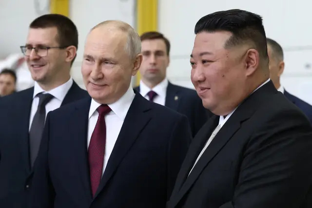 En esta foto de grupo distribuida por la agencia Sputnik, el presidente de Rusia, Vladimir Putin (izq.), y el líder de Corea del Norte, Kim Jong Un (der.), visitan el cosmódromo de Vostochni, en la región de Amur, el 13 de septiembre de 2023. (VLADIMIR SMIRNOV/POOL/AFP vía Getty Images)