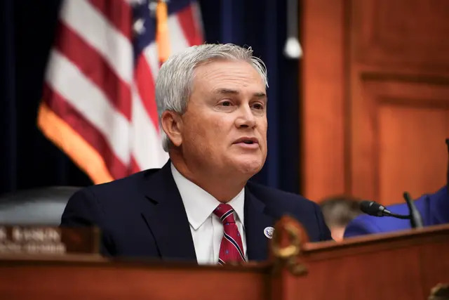 El presidente del Comité de Supervisión y Rendición de Cuentas, el representante James Comer (R-Ky.), habla durante una audiencia con denunciantes del IRS sobre la Investigación Criminal de Biden, en el Congreso de EE.UU., en Washington, el 19 de julio de 2023. (Madalina Vasiliu/The Epoch Times)