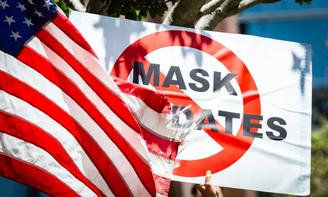Un manifestante sostiene un cartel contra los mandatos de mascarillas en Costa Mesa, California, el 10 de junio de 2021. (John Fredricks/The Epoch Times)