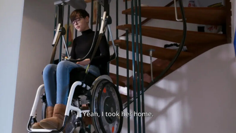 Paula Aldea, discapacitada tras la vacunación contra el VPH, depende ahora de una silla de ruedas, según reportó The Epoch Times el 23 de septiembre de 2022. (Documental "Under the Skin" de The Epoch Times)
