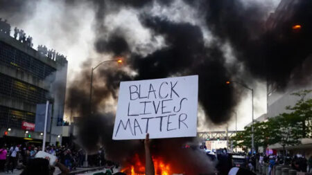 Estudio: Protestas de Black Lives Matter provocaron menos muertes a manos de la policía y más asesinatos