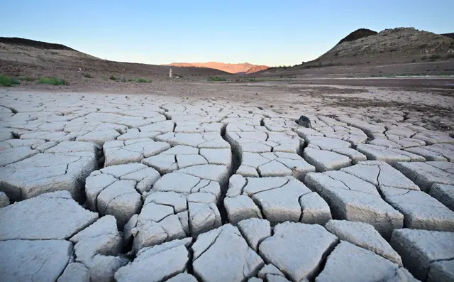 Un lecho de lago seco y agrietado en el Lago Mead, afectado por la sequía, en Boulder City, Nevada, el 15 de septiembre de 2022. (Frederic J. Brown/AFP vía Getty Images)