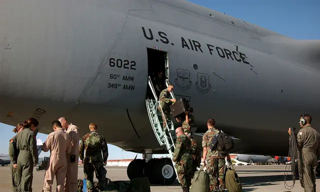 En este folleto de la Fuerza Aérea de EE.UU., personal de la 60ª Ala de Movilidad Aérea se prepara para salir de la Base Aérea Travis en una misión de rescate de emergencia en la costa del Pacífico de Rusia en Fairfield, California, el 5 de agosto de 2005. (David W. Cushman/Fuerza Aérea de EE.UU. vía Getty Images)