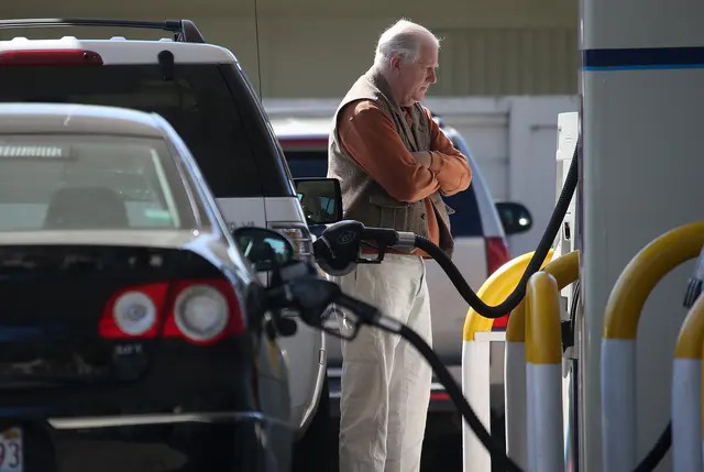 Un cliente carga gasolina en una gasolinera Arco de Mill Valley, California, el 3 de marzo de 2015. (Justin Sullivan/Getty Images)
