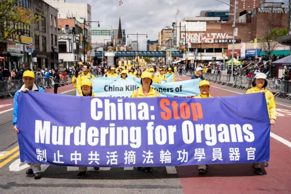 Practicantes de Falun Gong participan en un desfile para pedir el fin de la persecución de su fe por parte del Partido Comunista Chino en el barrio de Flushing de Queens, Nueva York, el 23 de abril de 2023. (Chung I Ho/The Epoch Times)

