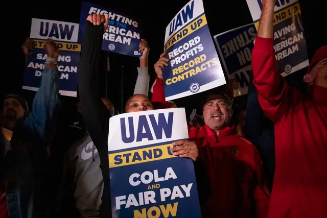 Simpatizantes y trabajadores animan a los miembros de United Auto Workers que van a la huelga en la planta de montaje de Ford Michigan en Wayne, Michigan, el 15 de septiembre de 2023. (Bill Pugliano/Getty Images)