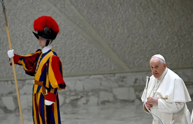 El Papa Francisco se dirige a la multitud durante la audiencia general semanal en la sala Pablo VI del Vaticano el 20 de agosto de 2023. (Filippo Monteforte/AFP vía Getty Images)

