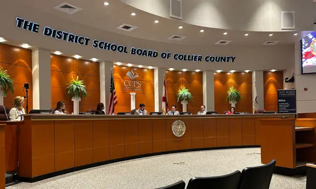 El Comisionado del Departamento de Educación de Florida, Manny Diaz, Jr. (centro) preside la reunión del 23 de agosto de 2023 del Consejo de Educación del Estado de Florida en Naples, Florida (Patricia Tolson/The Epoch Times).