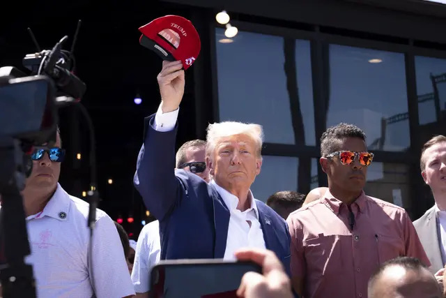 El expresidente Donald Trump lanza gorras a la multitud en la Feria Estatal de Iowa en Des Moines, Iowa, el 12 de agosto de 2023.(Madalina Vasiliu/The Epoch Times)