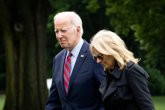 El presidente Joe Biden (izda.) y la primera dama Jill Biden (dcha.) llegan al Jardín Sur de la Casa Blanca en Washington el 30 de mayo de 2023. (Madalina Vasiliu/The Epoch Times)
