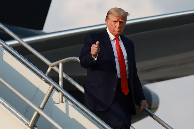 El expresidente Donald Trump levanta el pulgar a su llegada al aeropuerto internacional Hartsfield-Jackson de Atlanta, Georgia, el 24 de agosto de 2023. (Joe Raedle/Getty Images)