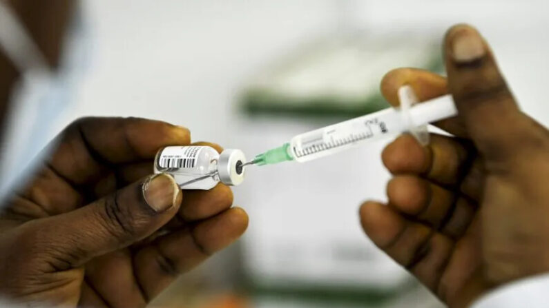 Un trabajador sanitario llena una jeringuilla con la vacuna contra el COVID-19 de Pfizer-BioNTech en una imagen de archivo. (Emmi Korhonen/Lehtikuva/AFP vía Getty Images)