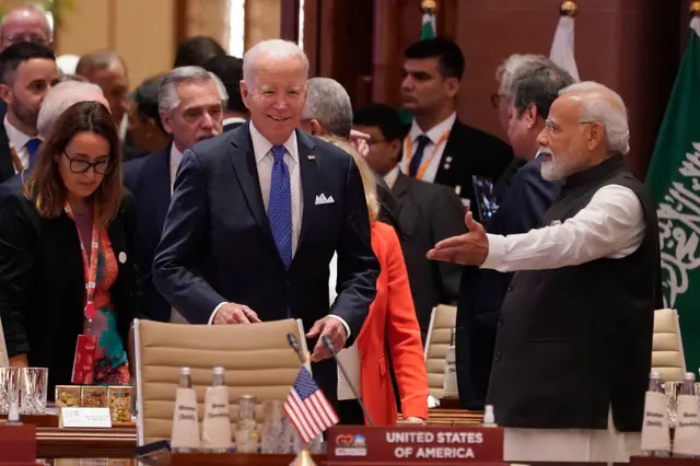 El presidente estadounidense Joe Biden (C) y el primer ministro indio Narendra Modi (D) llegan a la primera sesión de la Cumbre de Líderes del G20 en Nueva Delhi el 9 de septiembre de 2023. (Evan Vucci/POOL/AFP vía Getty Images)