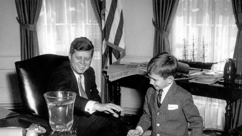 El presidente John F. Kennedy vio a su sobrino, Robert F. Kennedy, Jr. en el Despacho Oval el 11 de marzo de 1961. (Abbie Rowe. Fotografías de la Casa Blanca. Biblioteca y Museo Presidencial John F. Kennedy, Boston)
