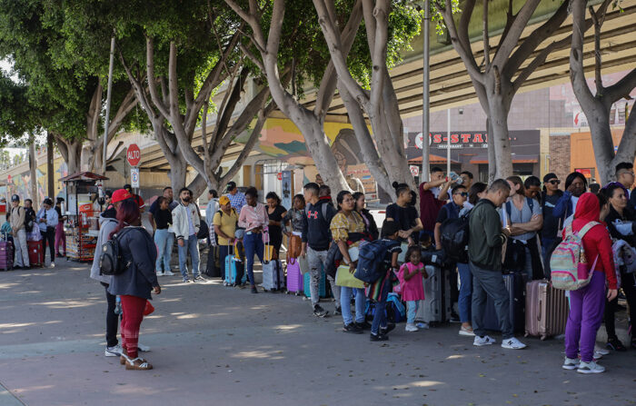 Migrantes de diversas nacionalidades hacen fila para ingresar a Estados Unidos por la garita del Chaparral, el 21 de septiembre de 2023 en Tijuana, Baja California, México. (EFE/Joebeth Terríquez)