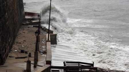Alertan de olas de hasta 4.6 metros en Puerto Rico por el paso del huracán Lee