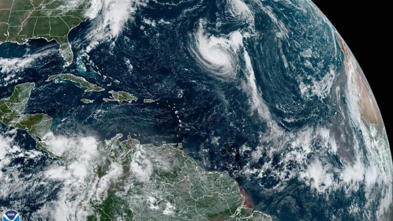 Fotografía satelital cedida por la Oficina Nacional de Administración Oceánica y Atmosférica (NOAA) a través del Centro Nacional de Huracanes (NHC) de Estados Unidos que muestra la localización de a tormenta Philippe en el Atlántico. EFE/NOAA-NHC