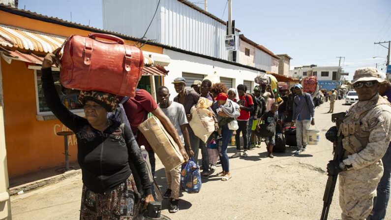 Ciudadanos haitianos cargan sus pertenencias para abandonar República Dominicana, en una fotografía de archivo. EFE/Orlando Barría