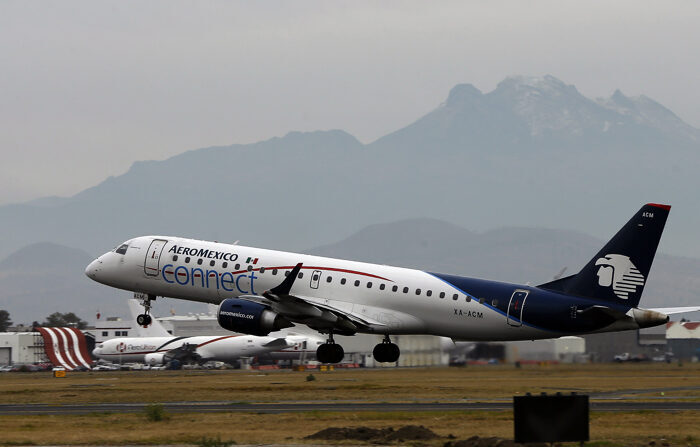 Fotografía de archivo de un avión de Aeroméxico en el Aeropuerto Internacional de la Ciudad de México, México. (EFE/José Méndez)