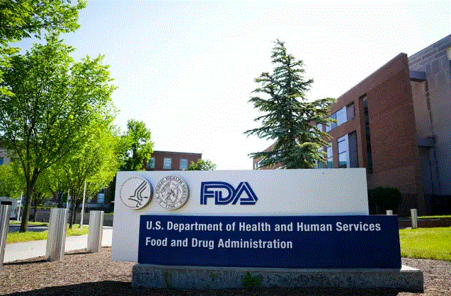 Alto funcionario de la FDA sugiere distanciar diferentes vacunas para evitar efectos secundarios