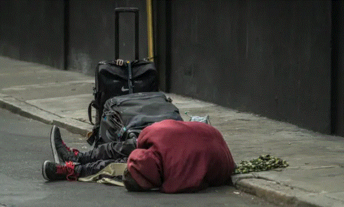 Un hombre sin hogar duerme en la calle en San Francisco el 23 de febrero de 2023. (John Fredricks/The Epoch Times)