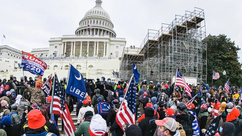Manifestantes se reúnen en la línea de policía en el lado oeste del Capitolio de EE.UU. el 6 de enero de 2021. (Especial para The Epoch Times)
